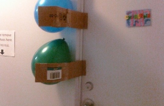 Bexigas explodindo quando forem abrir a porta